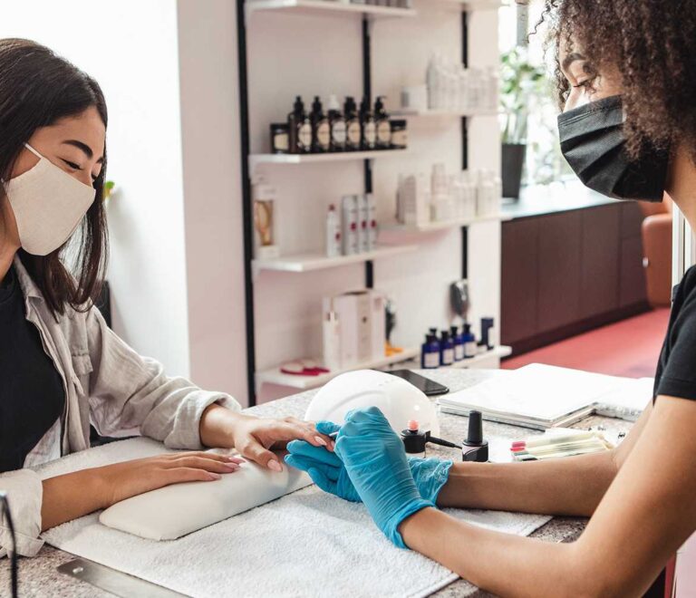 Gel Manicure Or Dipping Powder: Which Lasts Longer For Your Lifestyle